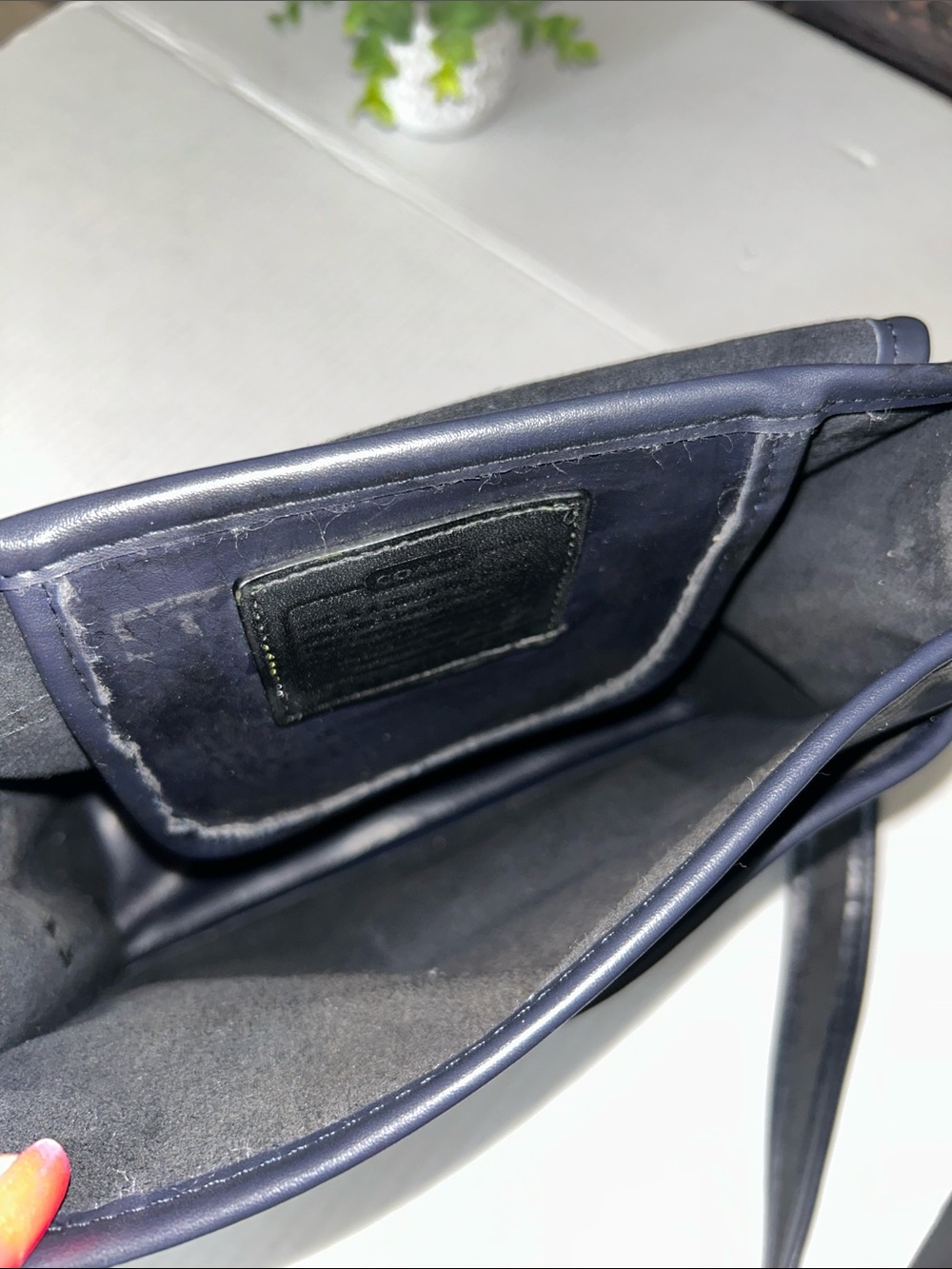 Beautiful Black Leather Messenger Crossbody Bag - Picture 10 of 11